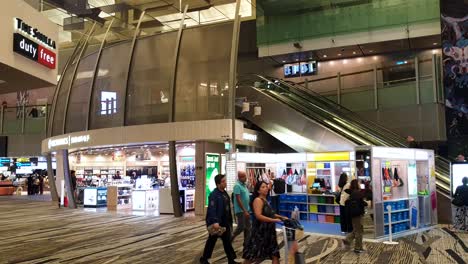 Duty-View-Einzelhandelsgeschäfte-Und-Menschen-Beim-Einkaufen-Und-Spazierengehen-Im-Terminal-Des-Flughafens-Singapur-Changi