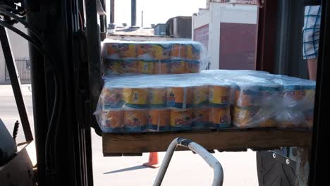 Gente-Cargando-Un-Palé-Con-Papel-Higiénico