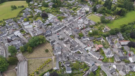 Drone-Orbital-De-Chagford,-Una-Ciudad-De-Mercado-Y-Parroquia-Civil-En-El-Extremo-Noreste-De-Dartmoor,-En-Devon,-Inglaterra