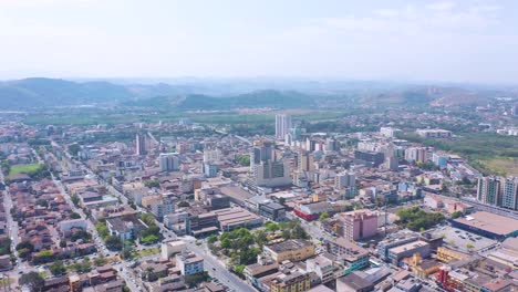 Soleado-Panorama-Aéreo-De-Drones-Del-Barrio-Aterrado-En-Volta-Redonda,-Río-De-Janeiro,-Brasil