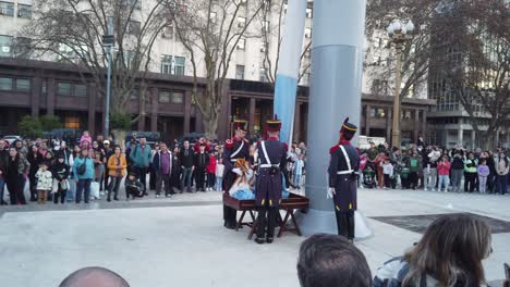 Ceremonia-Patriótica:-Oficiales-Militares-Bajan-La-Bandera-Argentina-En-La-Emblemática-Plaza-De-Mayo