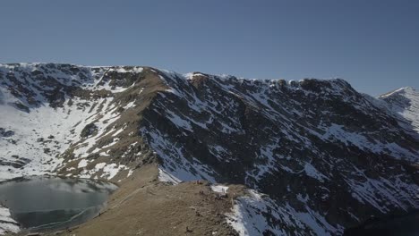 Drohnenansicht-Der-Felsigen-Landschaft,-Des-Gletschereises-Des-Rila-Gebirges-Und-Der-Sieben-Rila-Seen,-Gesamtaufnahme