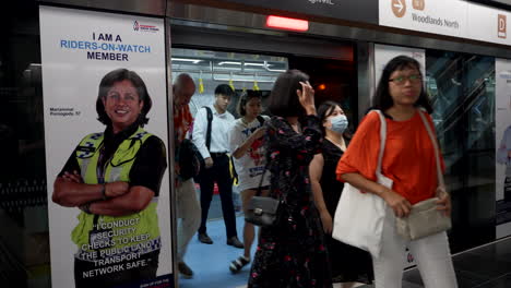 Menschenmassen-Verlassen-Zugwaggon,-Verkehrsinfrastruktur-In-Singapur