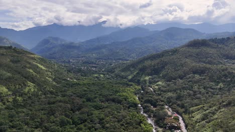 Luftaufnahmen-Der-Cali-Berge,-Mit-Dem-Durch-Die-Bergkette-Fließenden-Fluss-Pance