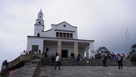 Los-Turistas-Visitan-El-Santuario-De-Monserrate-En-La-Montaña-Con-Vista-Al-Coliseo-De-Bogotá