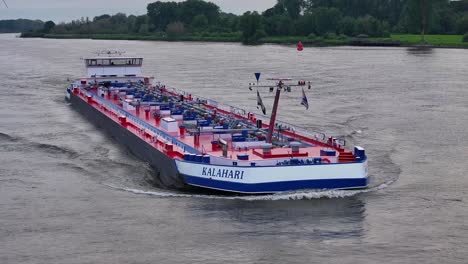 Kalahari-Schiff-Segelt-Im-Fluss-In-Barendrecht,-Niederlande-–-Drohnenaufnahme