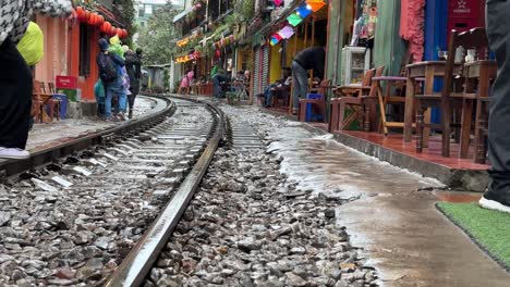 Hanoi-Bahnstraße,-Vietnam---Person-überquert-Gleise,-Top-10-Reiseziel