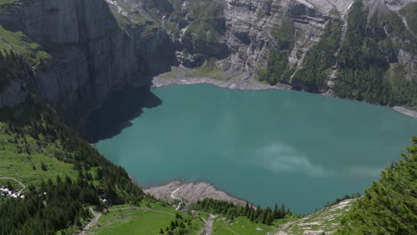 Wunderschöner-Oeschinensee-In-Der-Schweiz-–-Luftaufnahme-Einer-Drohne