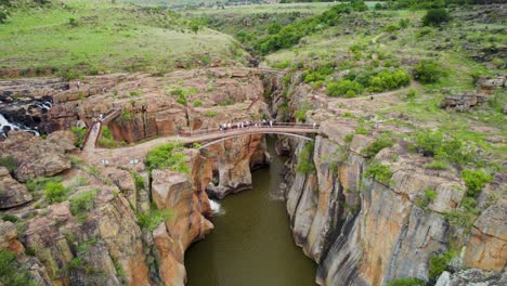 Menschen-Laufen-Auf-Einer-Brücke-über-Die-Atemberaubenden-Bourke&#39;s-Luck-Potholes-In-Südafrika