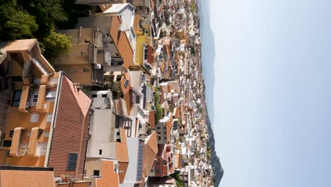 Wunderschönes-Bergdorf-Dorgali,-Sardinien,-Vertikalluft