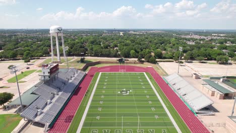 Luftaufnahmen-Des-Falcon-Stadiums-An-Der-Lake-Dallas-High-School-In-Corinth,-Texas