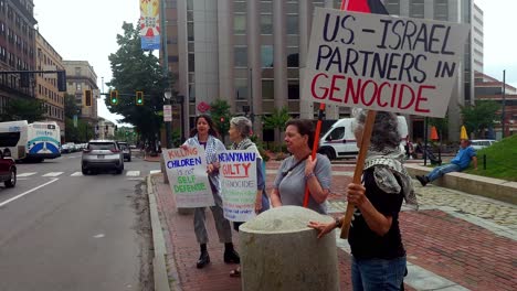 Eine-Kleine-Gruppe-Von-Anti-Israel-Demonstranten-Demonstriert-Auf-Dem-Monument-Square-In-Portland,-Maine