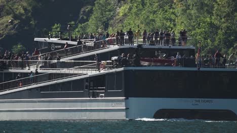 Eine-Moderne-Elektrische-Zukunft-Der-Fjorde-Fähre-Im-Naeroy-Fjord