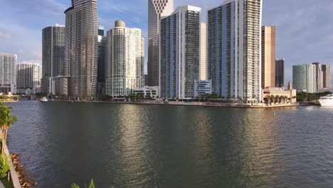 Promenade-with-jogging-people-in-front-of-Downtown-of-Miami