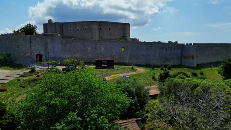 Revelación-Aérea-Deslizante-Del-Museo-Del-Castillo-De-Chlemoutsi