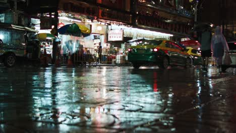 Trotz-Schlechtem-Wetter-Pulsierende-Menschen-Auf-Den-Straßen