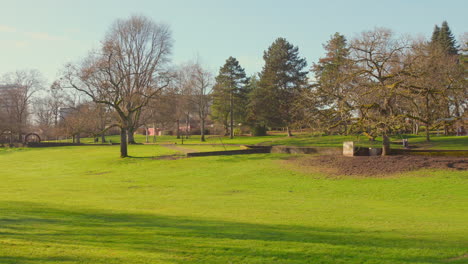 Panorama-De-Un-Jardín-Franco-alemán-En-Un-Soleado-Día-De-Verano-En-Saarbrücken,-Alemania