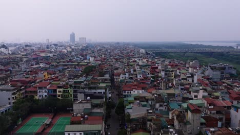 Diese-Drohnenaufnahmen-Zeigen-Einen-Bewölkten-Tag-In-Hanoi,-Vietnam,-Und-Zeigen-Das-Dicht-Besiedelte-Stadtgebiet