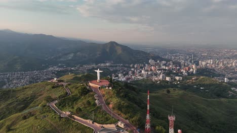 Vista-Aérea-De-La-Estatua-De-Cristo-Rey-En-Cali,-Colombia,-Situada-En-La-Cima-De-Una-Montaña