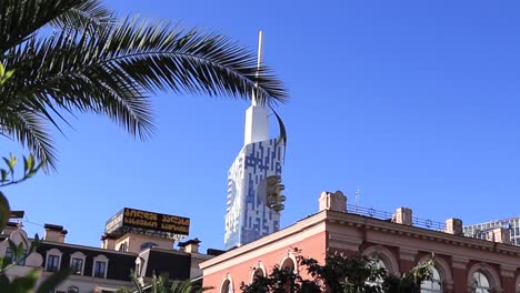 Mit-Blick-Auf-Den-Batumi-Tower-In-Georgia,-Mit-Einem-Klaren-Blauen-Himmel-Als-Hintergrund-Und-Sanft-Wehenden-Ästen-Im-Vordergrund,-Unterstreicht-Das-Konzept-Der-Urbanen-Schönheit-Und-Der-Natürlichen-Harmonie