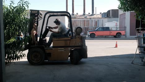 Forklift-driver-loading-up-pallets-onto-a-truck