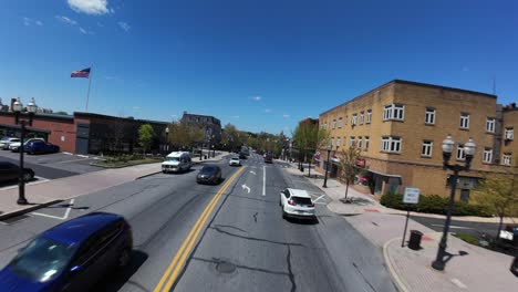 Niedriger-FPV-Drohnenschuss-über-Der-Hauptstraße-Einer-Kleinen-Amerikanischen-Stadt