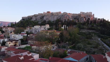 Vista-Aérea-Del-Monumento-Del-Partenón,-Colina-De-La-Acrópolis-De-Atenas-Al-Atardecer,-Grecia