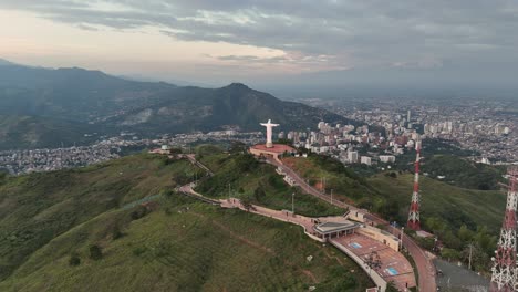 Drone-shot-of-Cristo-Rey-monument-overlooking-Cali,-Colombia,-from-its-mountaintop-location