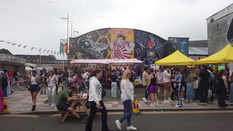 Gente-Caminando-Por-Las-Barras-Durante-El-Orgullo-De-Glasgow