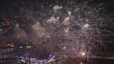 Der-V50-Überflug-über-Cincinnati,-Ohio,-Fängt-Nahaufnahmen-Von-Feuerwerken-Am-Fluss-Ein,-Die-Den-Nachthimmel-Vor-Der-Innenstadtkulisse,-Dem-Ballpark-Und-Der-Arena-Am-Flussufer-Erleuchten-–-Aufgenommen-Mit-Inspire-3-8k-–-September-2023