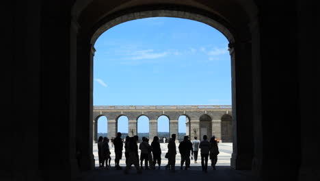 Silhouette-Der-Menschen,-Die-Den-Inneren-Platz-Des-Königspalastes-In-Madrid-Besuchen