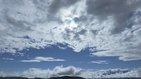 Wunderschöne-Drohnenaufnahmen-Des-Tietar-Tals,-Wo-Die-Berge-Voller-Tief-Hängender-Wolken-Zu-Sein-Scheinen-Und-Der-Himmel-Voller-Wolken-Ist,-Die-Auch-Einen-Blauen-Streifen-Zwischen-Himmel-Und-Erde-Hinterlassen,-Die-Sonne-Will-Aufgehen