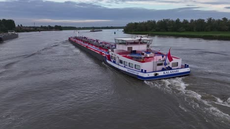 Kalahari-Rohöltanker-In-Der-Nähe-Von-Barendrecht,-Südholland,-Niederlande