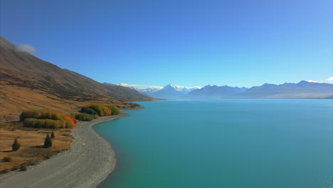 Lake-Pukaki,-Neuseeland,-Entstanden-Aus-Gletscherschmelzwasser-Mit-Aoraki,-Mont-Cook-In-Der-Ferne-–-Gleitender-Luftüberflug