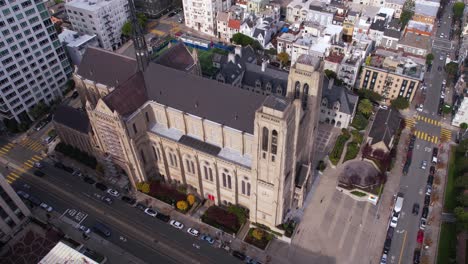 Drone-Shot-of-Grace-Cathedral,-Catholic-Landmark-of-Nob-Hill-and-San-Francisco,-California-USA