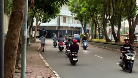 Personas-Que-Practican-Deporte-Corriendo-Al-Costado-De-Una-Carretera-Muy-Transitada.