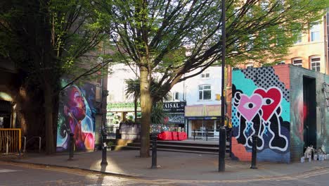 Murales-Artísticos-Callejeros-Y-Restaurantes-En-El-Barrio-Norte-De-Manchester,-Reino-Unido,-Toma-Panorámica-Estática