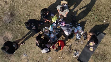 Una-Vista-Aérea-Muestra-A-Varias-Personas-Acampando,-Relajándose-Y-Cocinando,-En-Una-Zona-Llana-Cerca-Del-Embalse-De-Sermo,-Yogyakarta,-Indonesia.