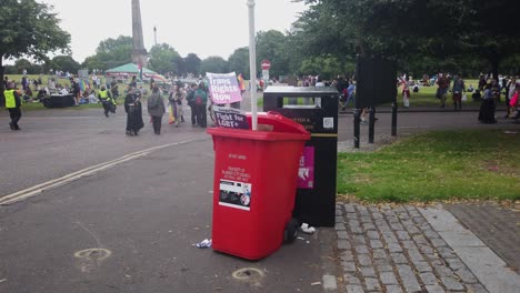 Un-Contenedor-De-Basura-Municipal-Con-Dos-Carteles-A-Favor-De-Las-Personas-Transgénero.