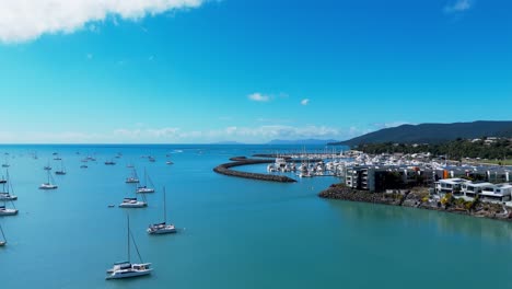 Volando-Sobre-Los-Barcos-Amarrados-Fuera-Del-Rompeolas-Del-Puerto-Deportivo-Del-Mar-De-Coral