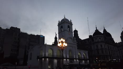 Old-Colonial-building,-Cabildo-of-Buenos-Aires-Cityscape-above-sunset-skyline,-illuminated-downtown