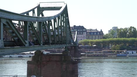 Eiserne-Brücke-Für-Fußgänger-Eiserner-Steg,-Frankfurt-City,-Deutschland-Main