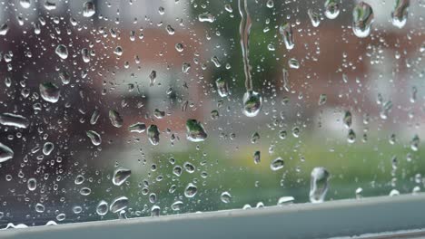 Regentropfen-Fallen-Und-Fließen-Das-Fensterglas-Hinunter