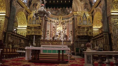 Inclinación-Hacia-Abajo-De-Un-Retablo-En-La-Concatedral-De-San-Juan-En-La-Valeta,-Malta