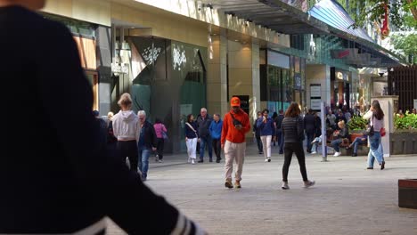 Käufer-Beim-Einkaufen-Im-Wintergarten,-Menschen,-Die-In-Der-Queen-Street-Mall-Flanieren,-Einer-Fußgängereinkaufszone-Im-Zentralen-Geschäftsviertel-Der-Innenstadt,-Konzept-Der-Inflation-Und-Der-Lebenshaltungskosten