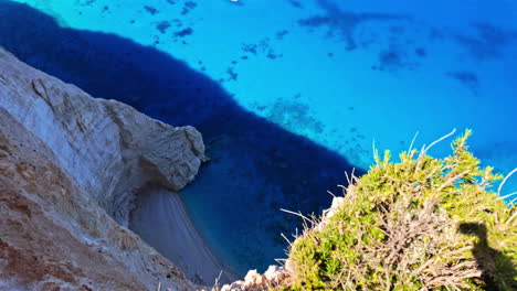 Luftaufnahme-Von-Oben-Auf-Zakynthros-Sala-Mit-Türkisfarbenem-Wasser-Bei-Navagio-Pludmale-In-Griechenland-Während-Des-Tages