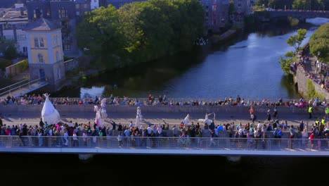 Wolfe-Tone-Bridge-Voll-Mit-Zuschauern-Während-Der-Galway-Arts-Festival-Parade