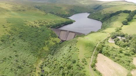 Vista-Aérea-Del-Embalse-De-Meldon-Que-Muestra-Sus-Aguas-Serenas-Y-El-Paisaje-Circundante