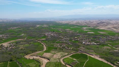 Eine-Luftaufnahme-Einer-Ländlichen,-Landwirtschaftlichen-Landschaft-In-Einem-Abgelegenen-Dorf-In-Afghanistan,-Aufgenommen-Mit-Einer-Drohne