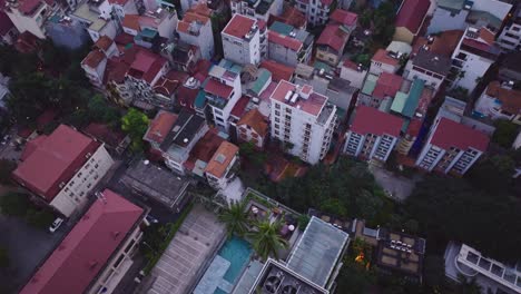 Esta-Filmación-Aérea-Captura-Una-Vista-Crepuscular-Sobre-Un-Vecindario-Densamente-Poblado-En-Hanoi.